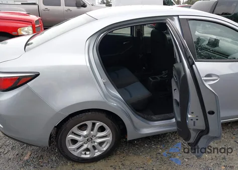 2017 Toyota Yaris Ia из США, поврежденный, VIN 3MYDLBYV4HY158896